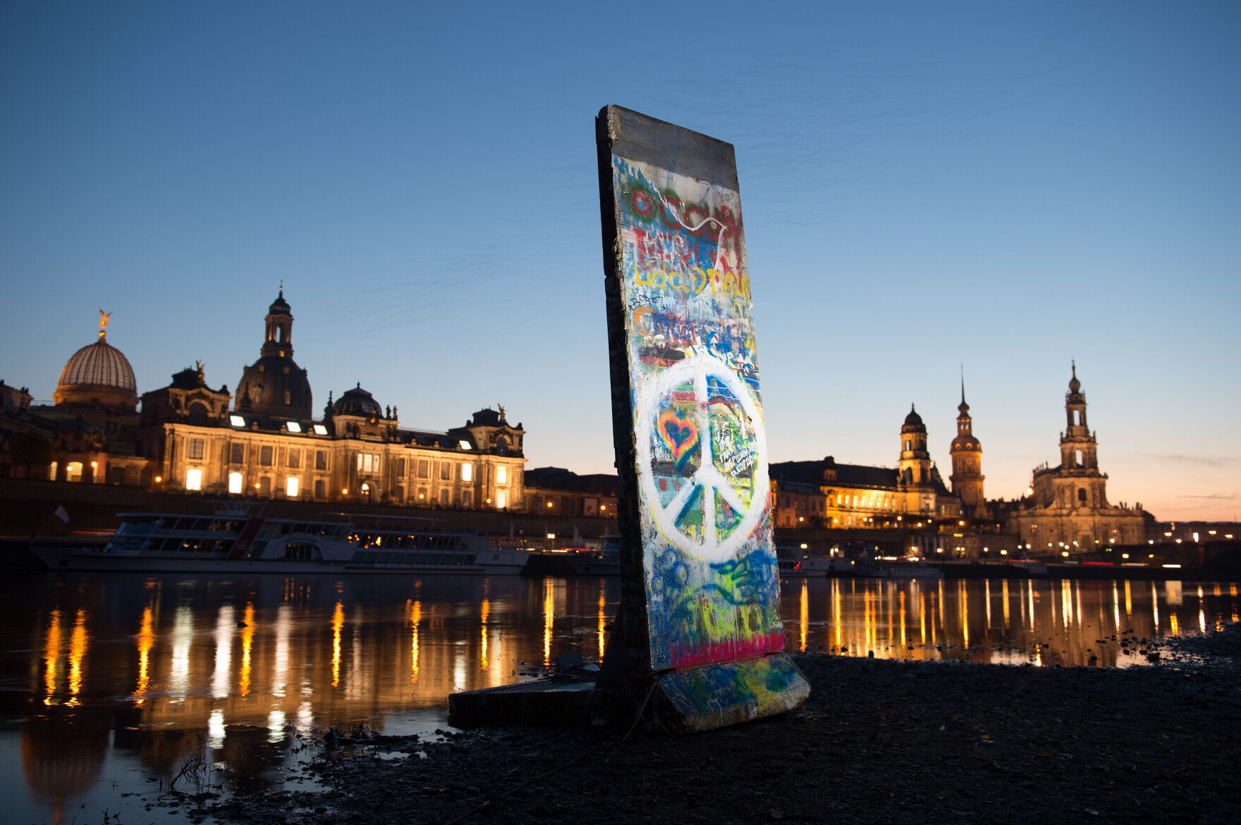 Eine Kopie eines Stückes der Berliner Mauer am Elbufer der Stadt Dresden.