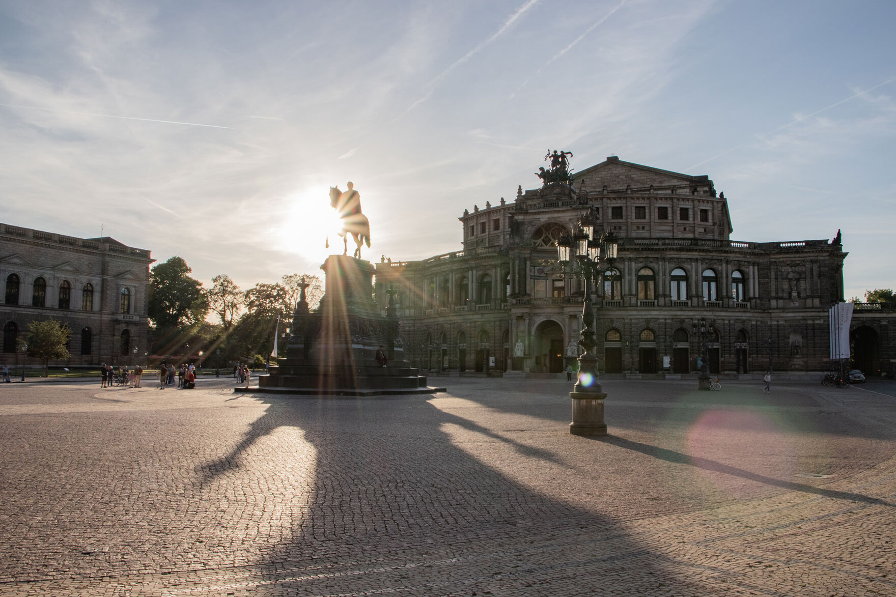 Der Dresdner Theaterplatz mit der Semperoper im Hintergrund