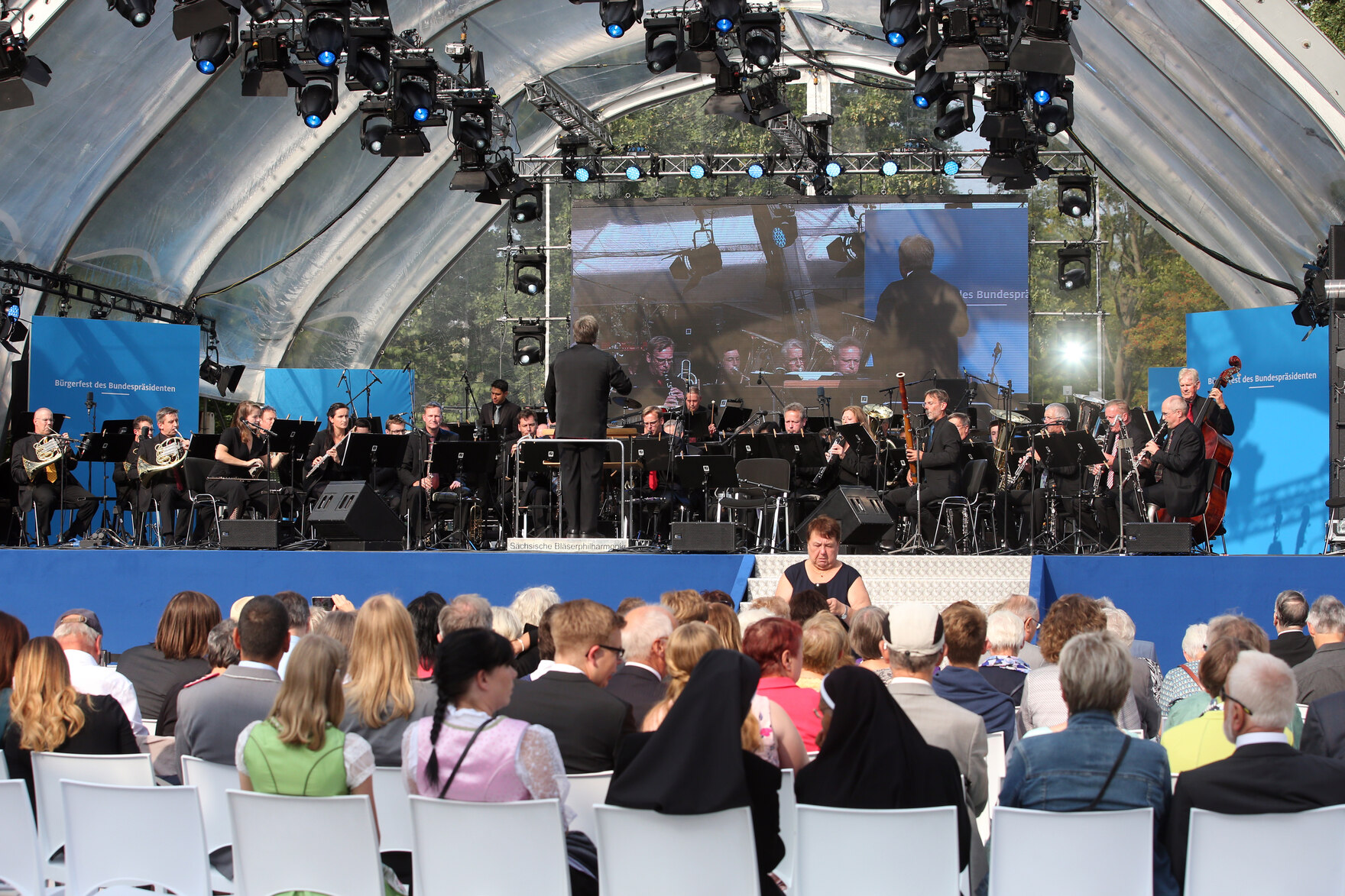 Ein spielendes Orchester auf der Bühne im Park von Schloss Bellevue