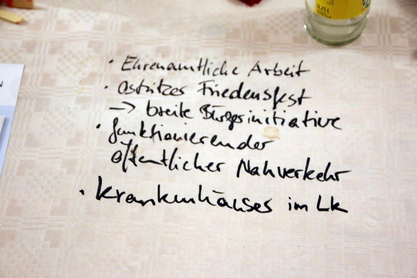 Ein Tischdecke auf der Gesprächsthemen mit einem Edding aufgezeichnet wurden.