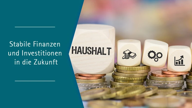 Ein Stapel Münzen mit Icons zum Haushalt.