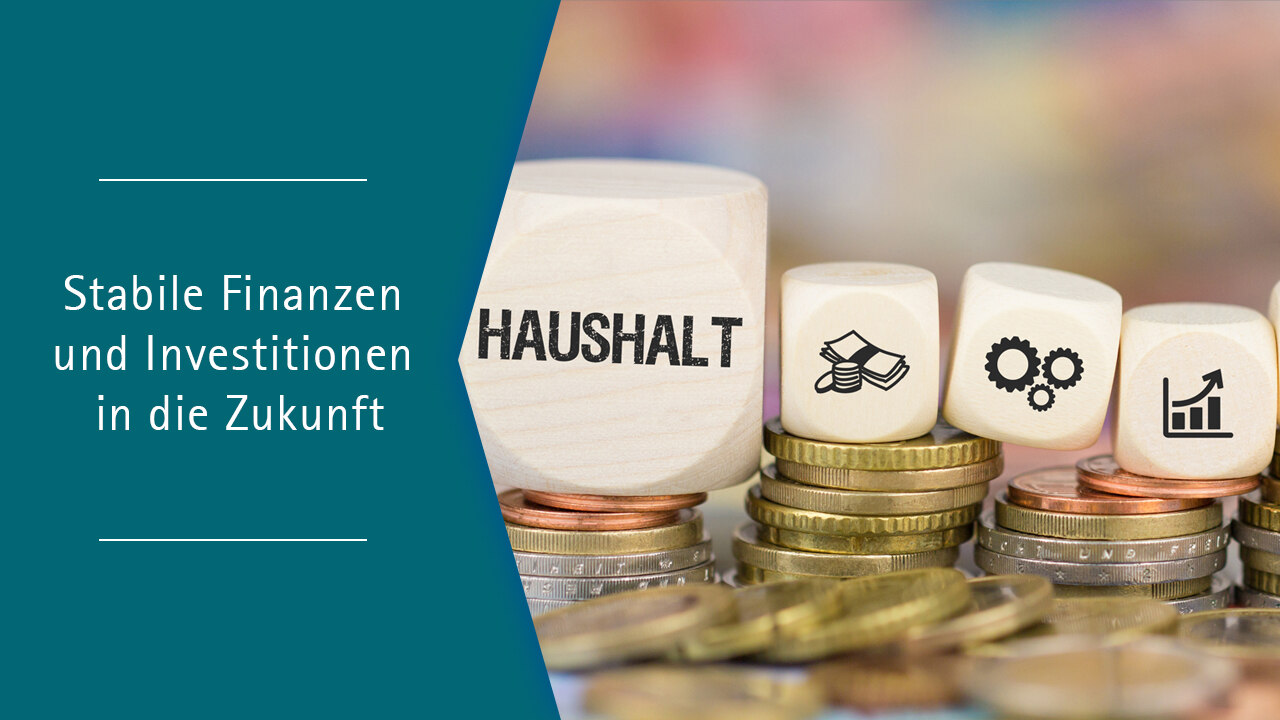Ein Stapel Münzen mit Icons zum Haushalt.
