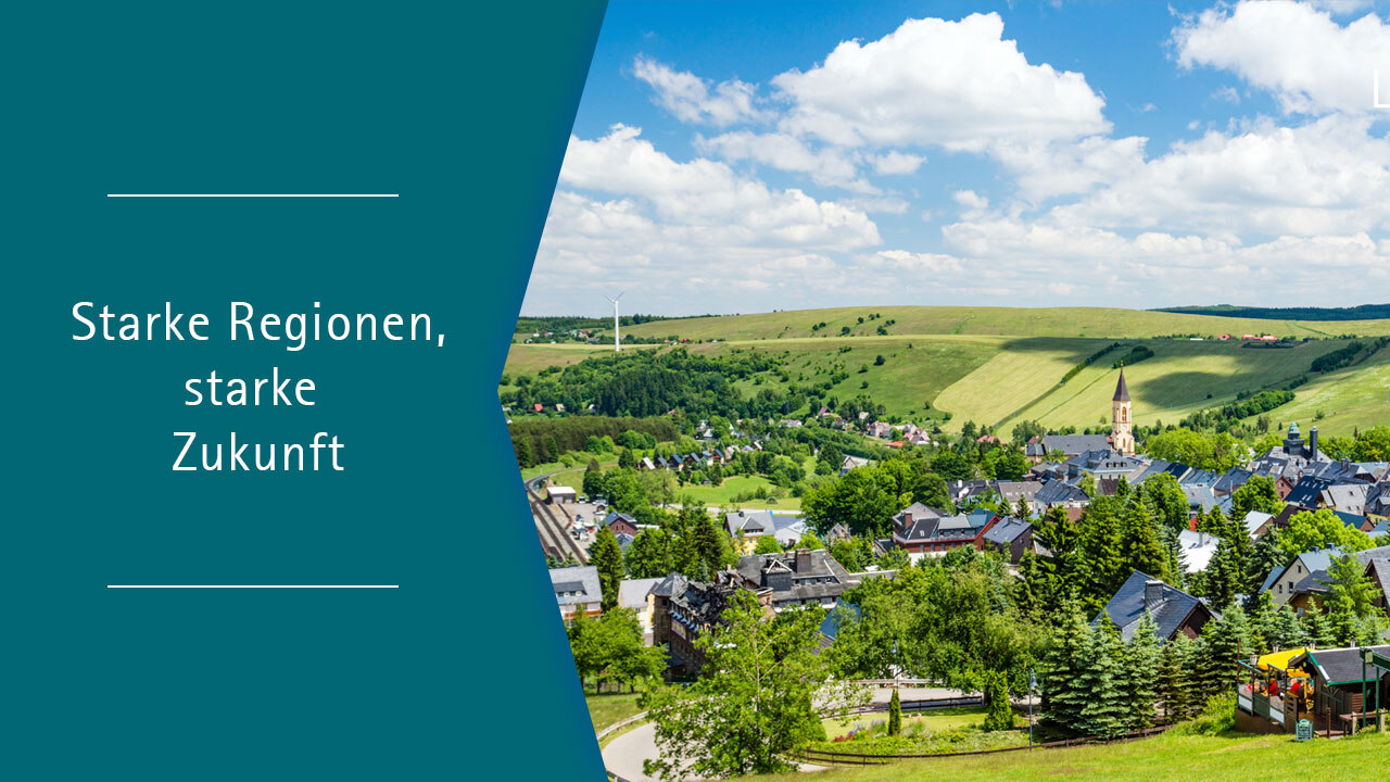 Blick auf ein Dorf von einem Hügel aus.