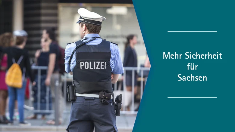 Ein Polizist von hinten fotografiert.