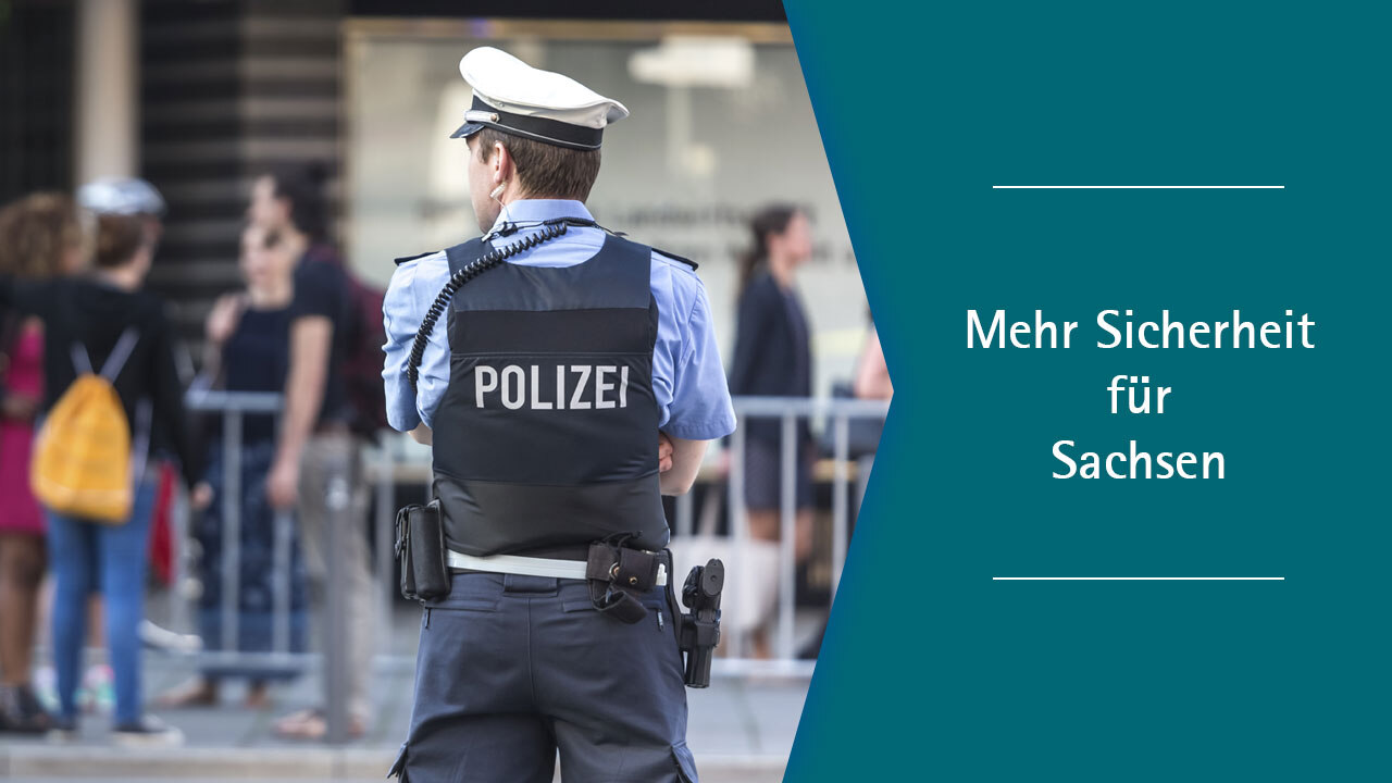 Ein Polizist von hinten fotografiert.