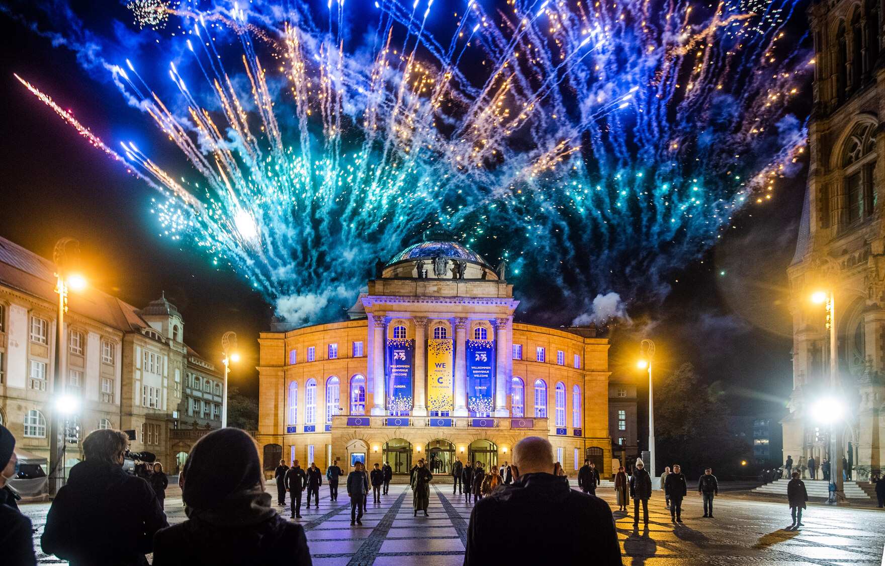 Ein Feuerwerk über dem Chemnitzer Opernplatz.