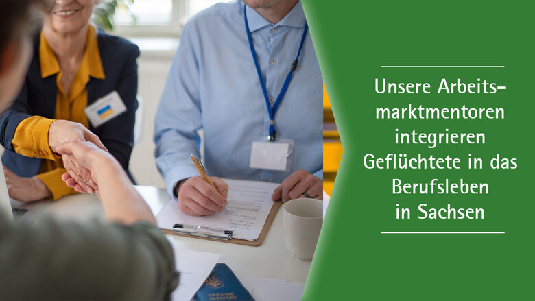 Zwei Menschen geben sich die Hand. Ein Mensch füllt ein Formular aus. Text: Unsere Arbeitsmarktmentoren integrieren Geflüchtete in das Berufsleben in Sachsen.
