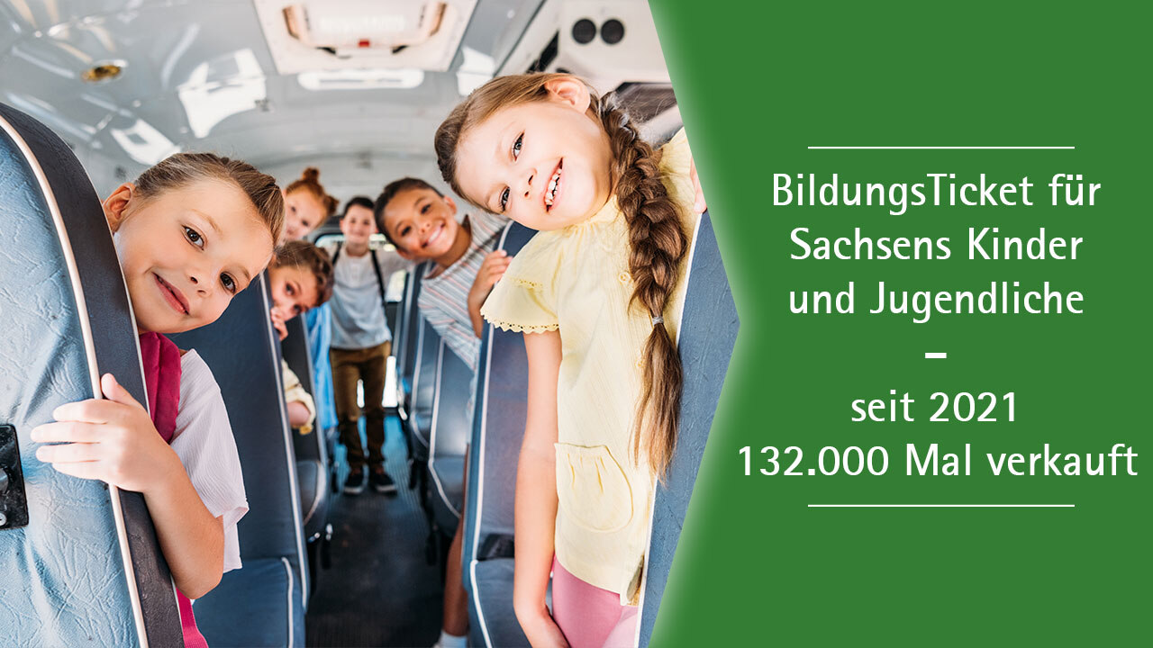 Kinder sitzen in einem Bus. Text: BildungsTicket für Sachsens Kinder und Jugendliche – seit 2021 132.000 Mal verkauft.