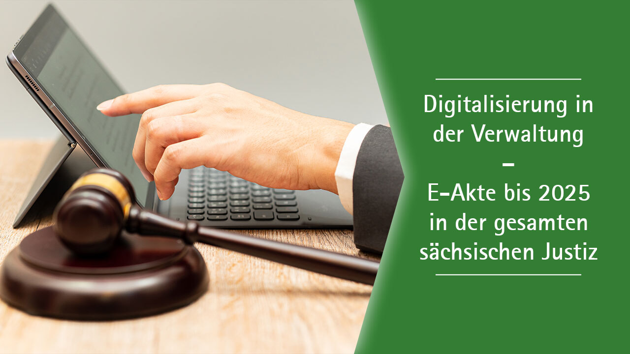 Eine Hand mit einem Laptop und einem Richterhammer. Text: Digitalisierung in der Verwaltung – E-Akte bis 2025 in der gesamten sächsischen Justiz.