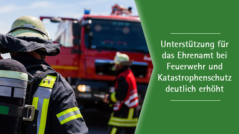 Feuerwehrleute stehen vor einem Feuerwehrauto. Text: Unterstützung für das Ehrenarmt bei Feuerwehr und Katastrphenschutz deutlich erhöht.