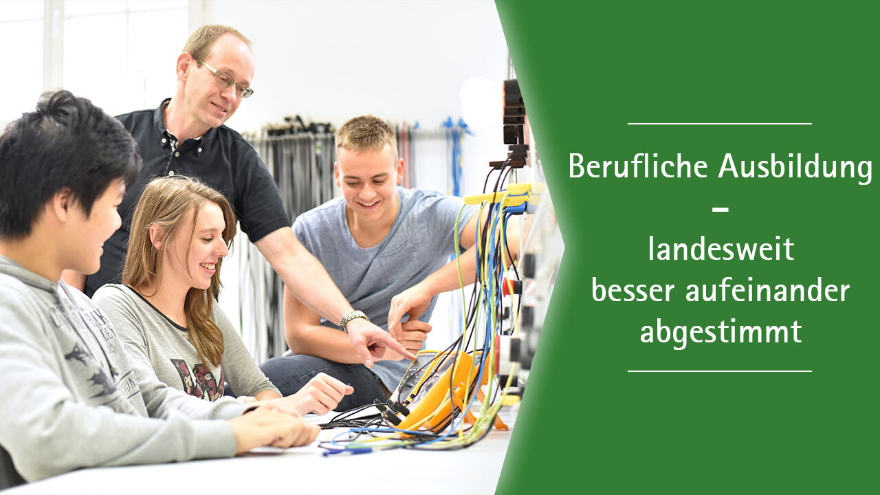 Ein Bild junger Menschen während der Ausbildung. Text: Berufliche Ausbildung – landesweit besser aufeinander abgestimmt.