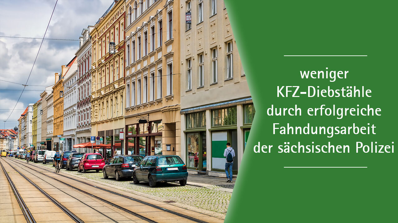 Eine Straße mit geparkten Fahrzeugen. Text: weniger KFZ-Diebstähle durch erfolgreiche Fahndungsarbeit der sächsischen Polizei.