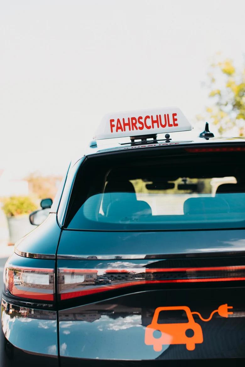 Ein Fahrschulauto von hinten.