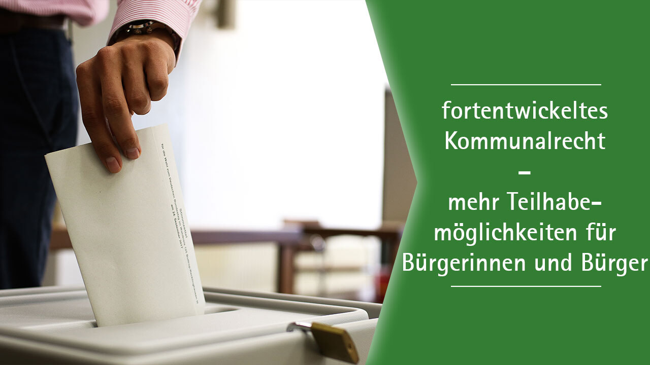 Ein Stimmzetell wird in eine Wahlurne geworfen. Text: fortentwickeltes Kommunalrecht – merh Teilhabemöglichkeiten für Bürgerinnen und Bürger.