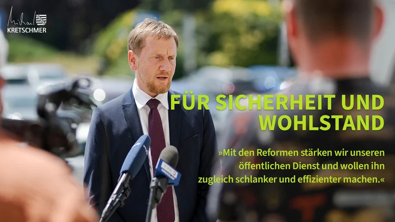 Ein Mann steht vor einem Mikrofon.
