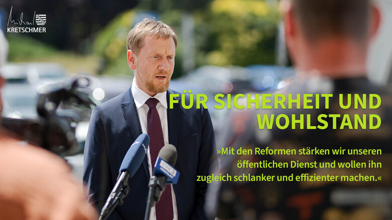 Ein Mann steht vor einem Mikrofon.