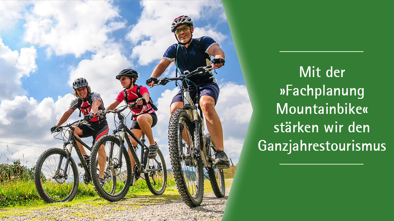 Drei Personen Fahren Fahrrad. Text: Mit der »Fachplanung Mountainbike« stärken wir den Ganzjahrestourismus.