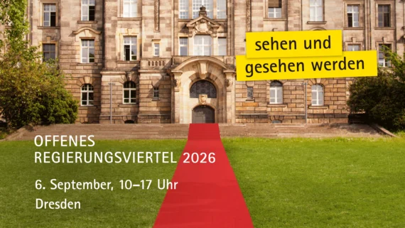 Ein roter Teppich verläuft zum Eingang eines alten Gebäudes.