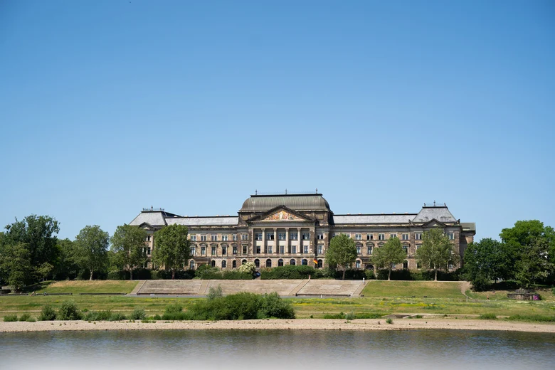 Ein altes Gebäude vor einem Fluss