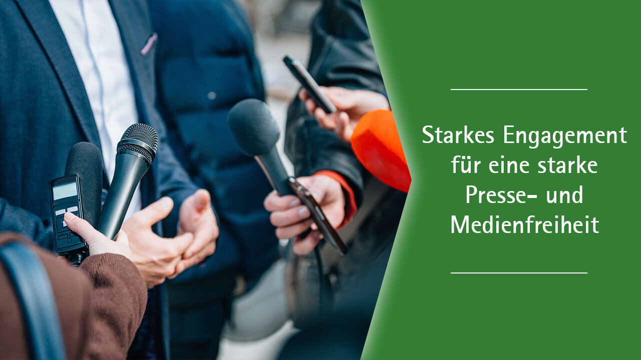 Mikrofone und Menschen. Text: Starkes Engagement für eine starke Presse- und Medienfreiheit.