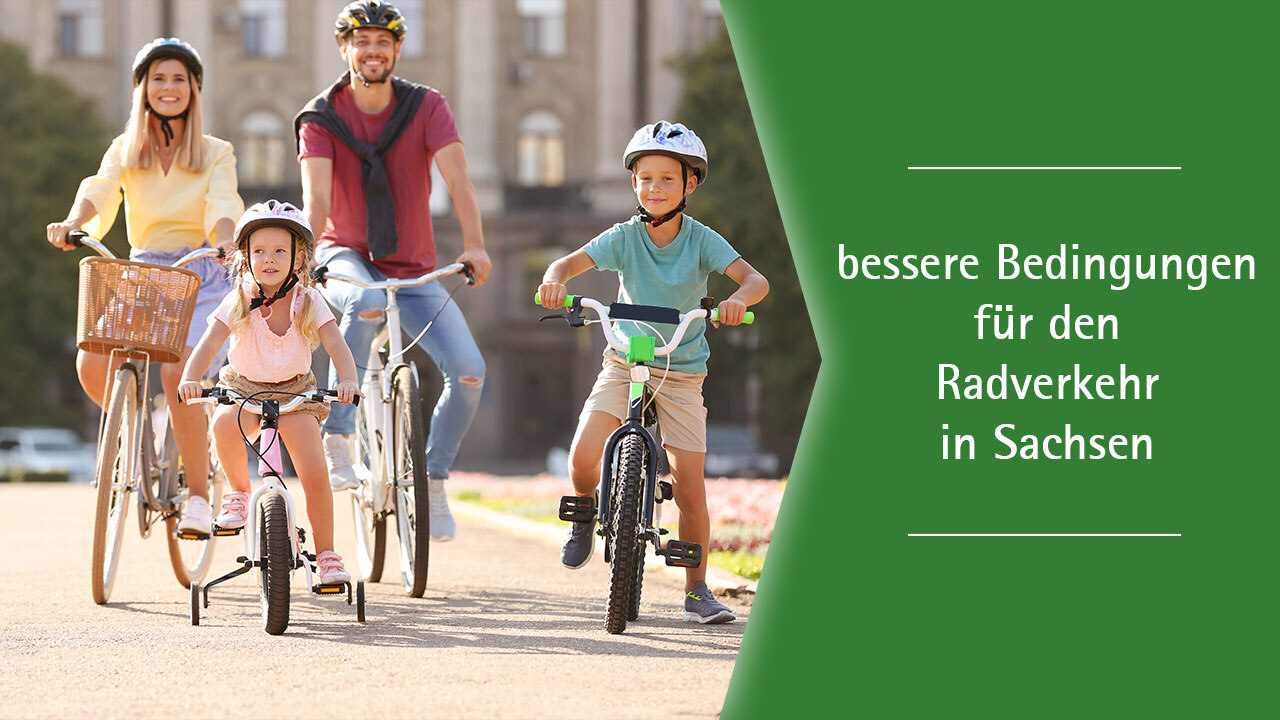 Eine Familie ist mit Fahrrädern unterwegs. Text: besser Bedingungen für den Radverkehr in Sachsen.