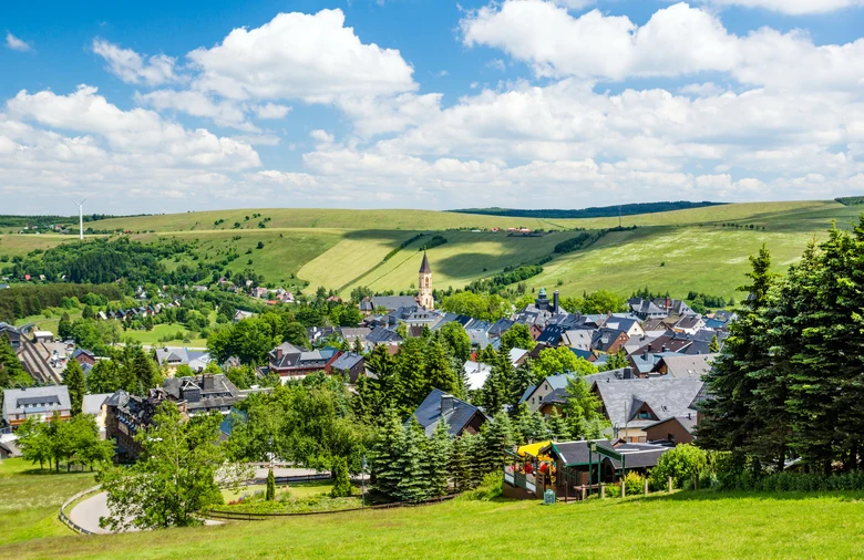 Ein Dorf in einem Tal.