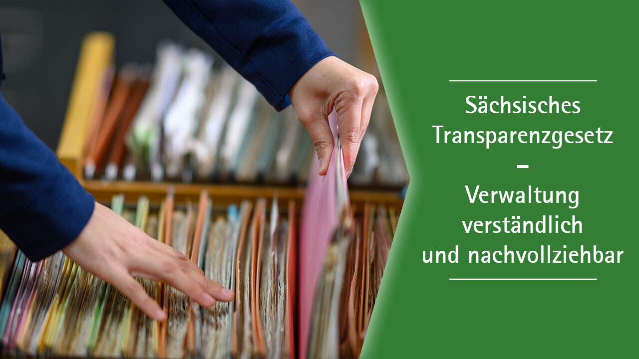 Ein Mensch sortiert Akten. Text: Sächsisches Transparenzgesetz – Verwaltung verständlich und nachvollziehbar.