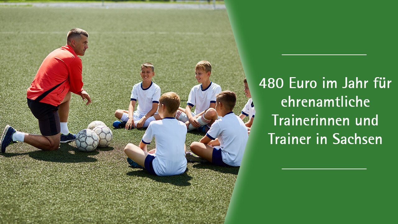 Ein Fußballtrainer mit seiner Jugendmannschaft. Text: 480 Euro im Jahr für ehrenamtliche Trainerinnen und Trainer in Sachsen.