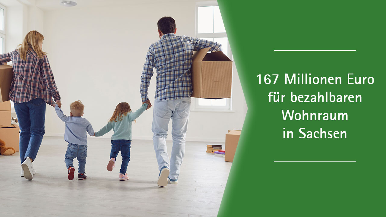 Eine Familie mit Umzugskartons. Text: 167 Millionen Euro für bezahlbaren Wohnraum in Sachsen.