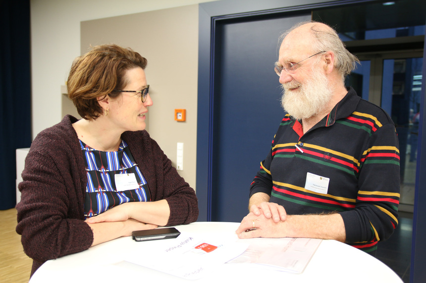 Ein Mann und eine Frau unterhalten sich.