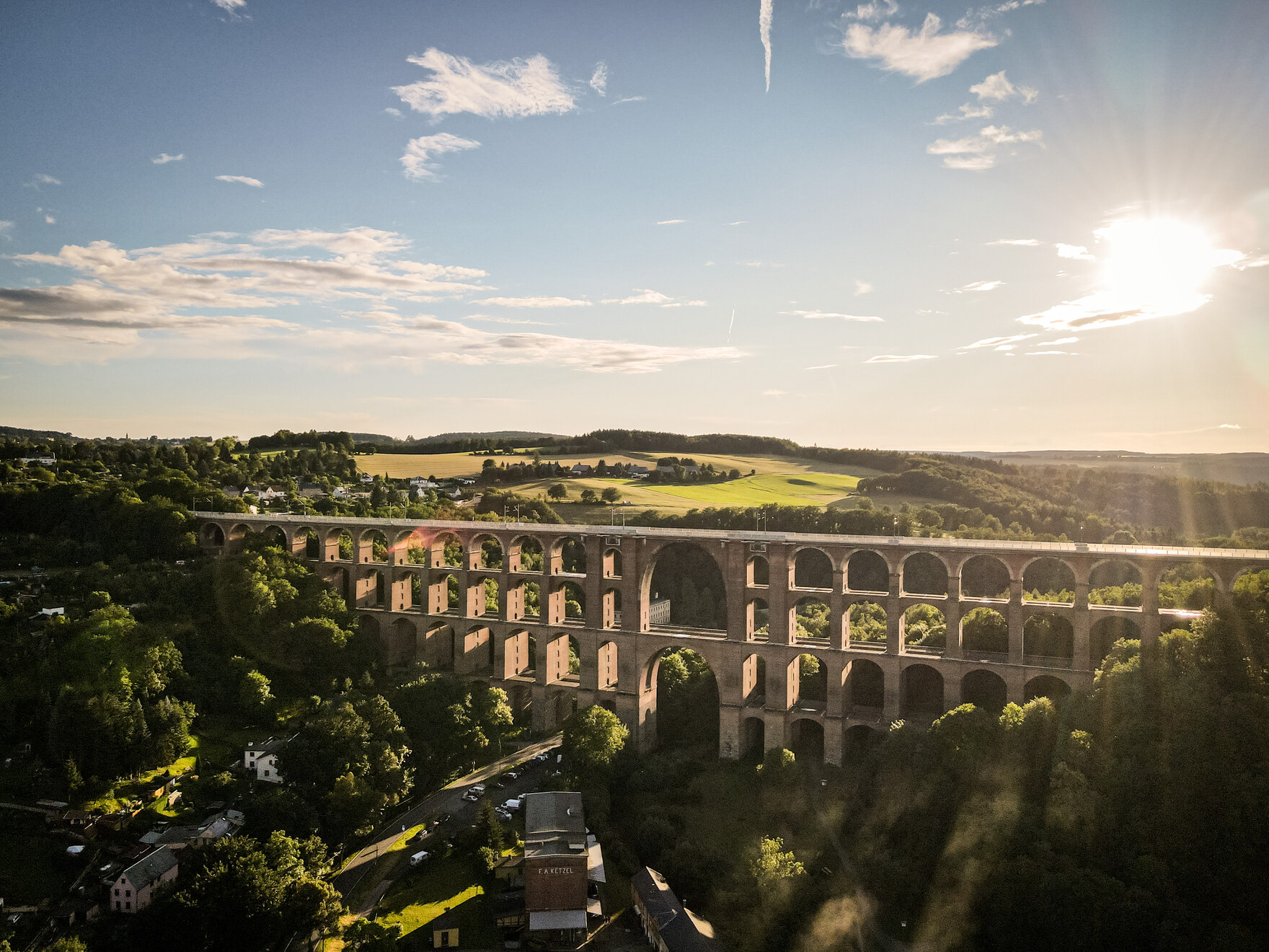 Eine Brücke aus der Vogelperspektive aufgenommen.