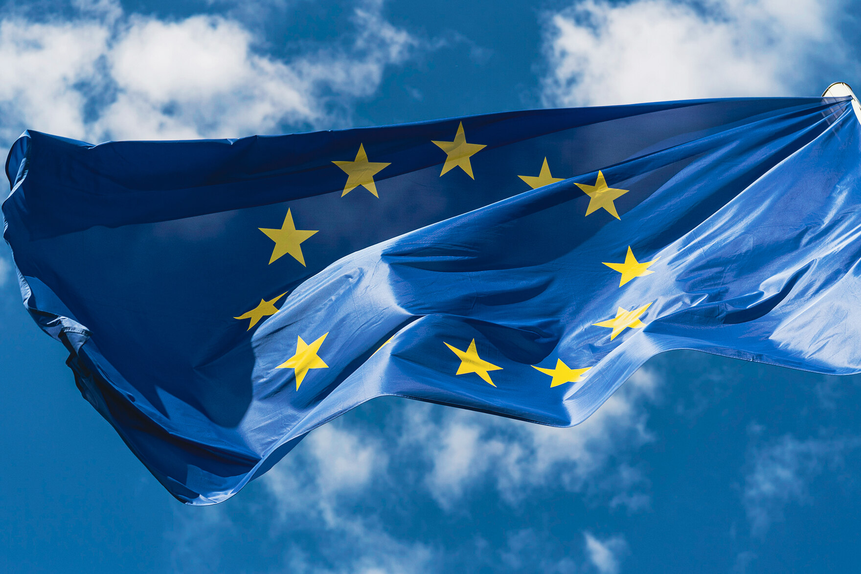 Eine europäische Flagge weht im Wind.