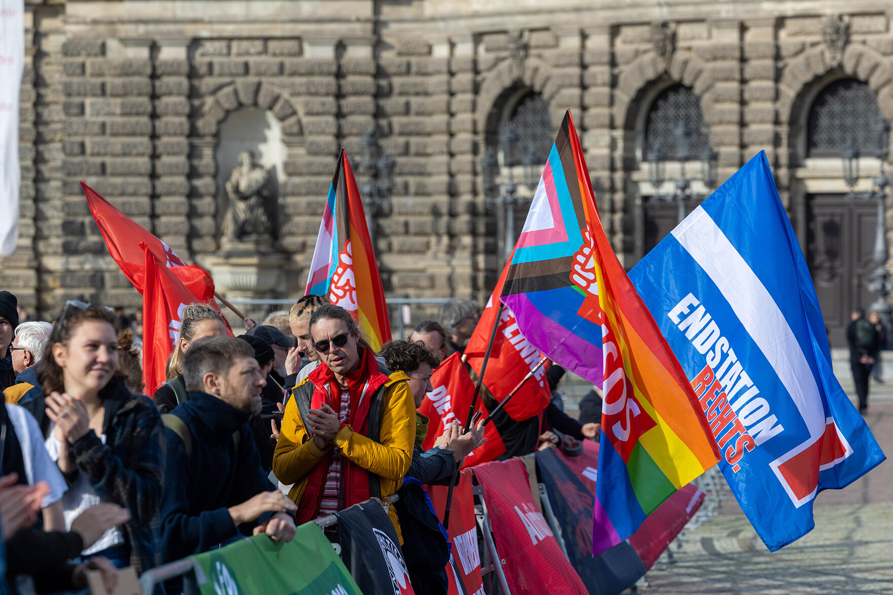 Männer und Frauen demonstrieren.