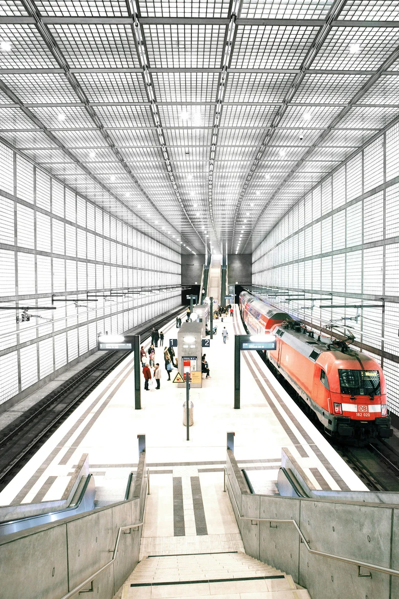 Ein Zug steht auf dem Gleis in einem Bahnhof.