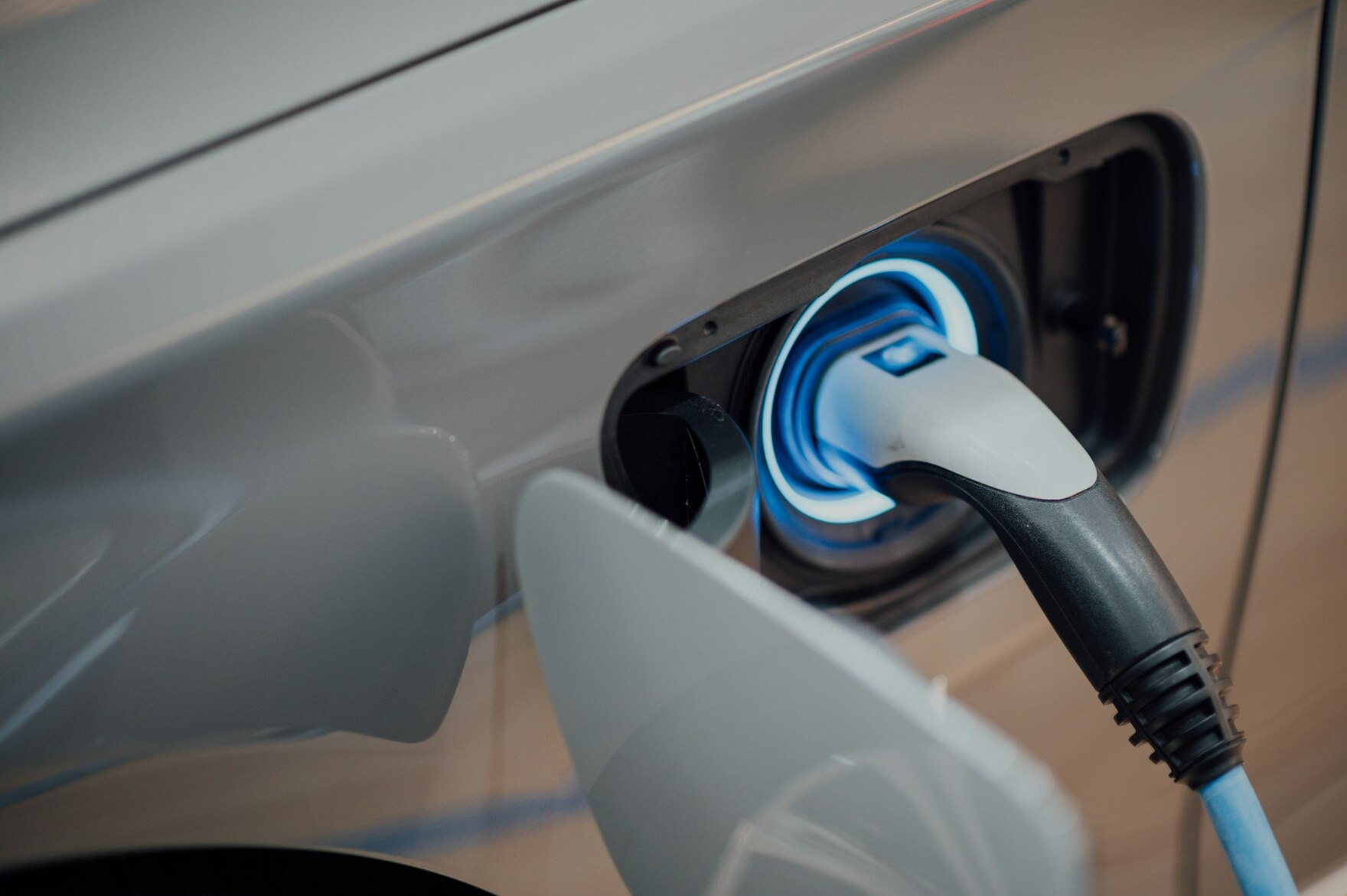 Ein E-Auto wird geladen.