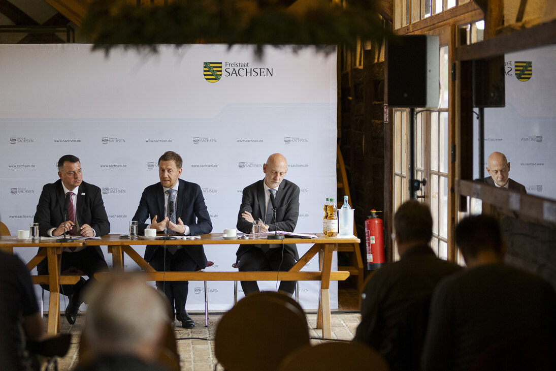 Männer sitzen an einem Konferenztisch.