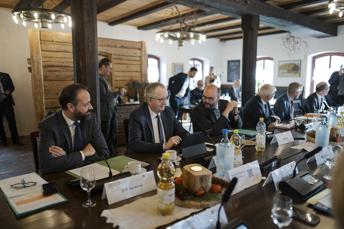 Männer und Frauen sitzen in einem Restaurant an einem Konferenztisch.