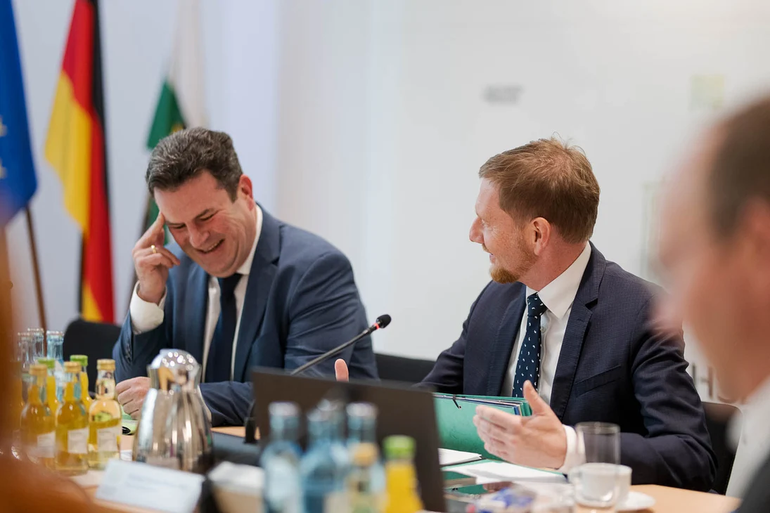 Zwei Männer unterhalten sich.