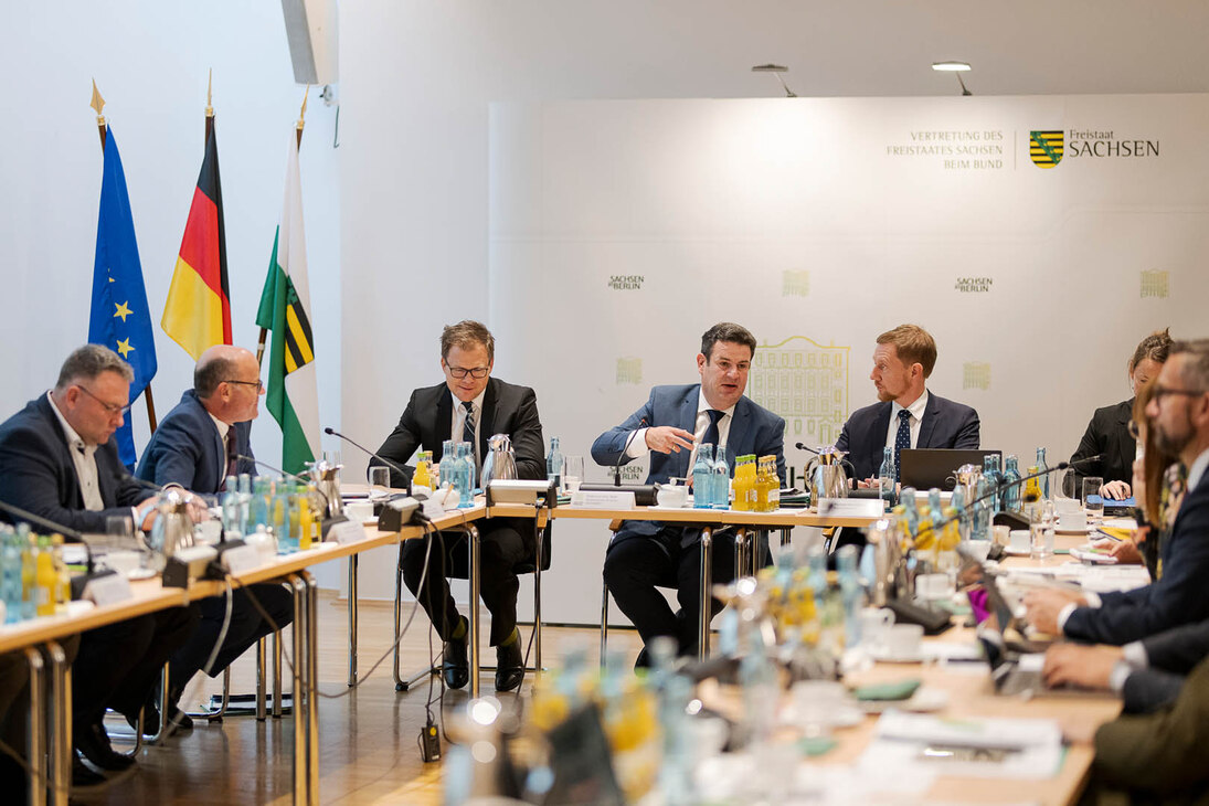 Männer sitzen in einer Konferenz.