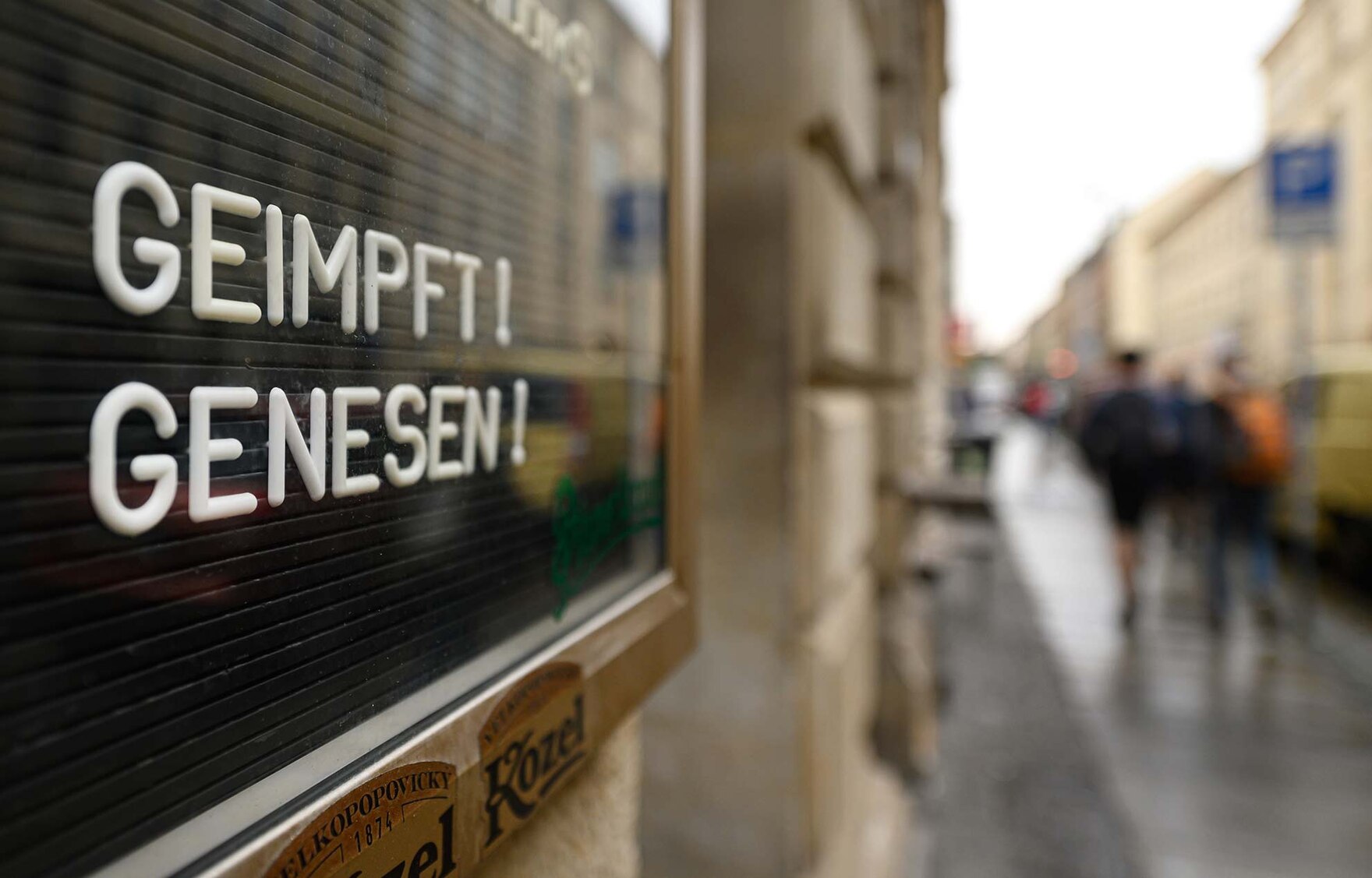 Ein Schild, auf dem »Geimpft« und »Genesen« steht.