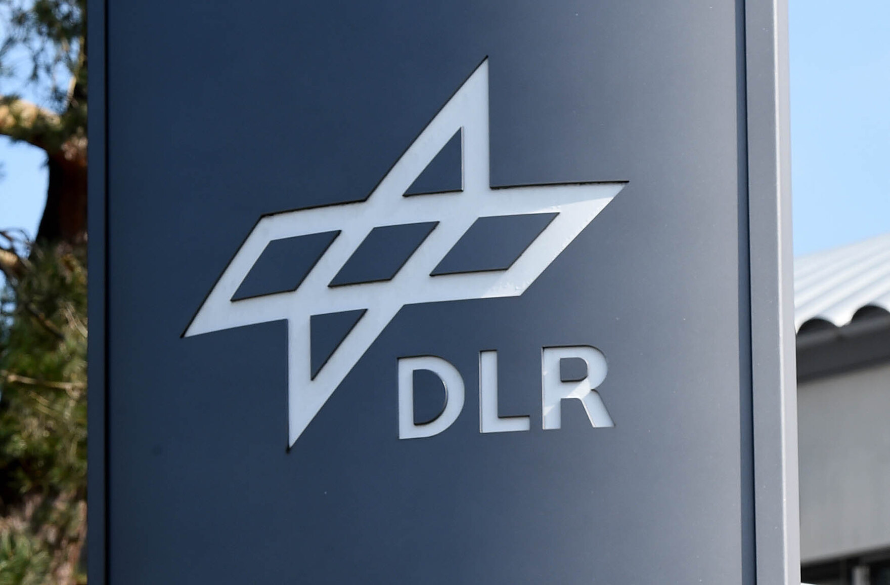 Ein Schild mit der Aufschrift DLR.