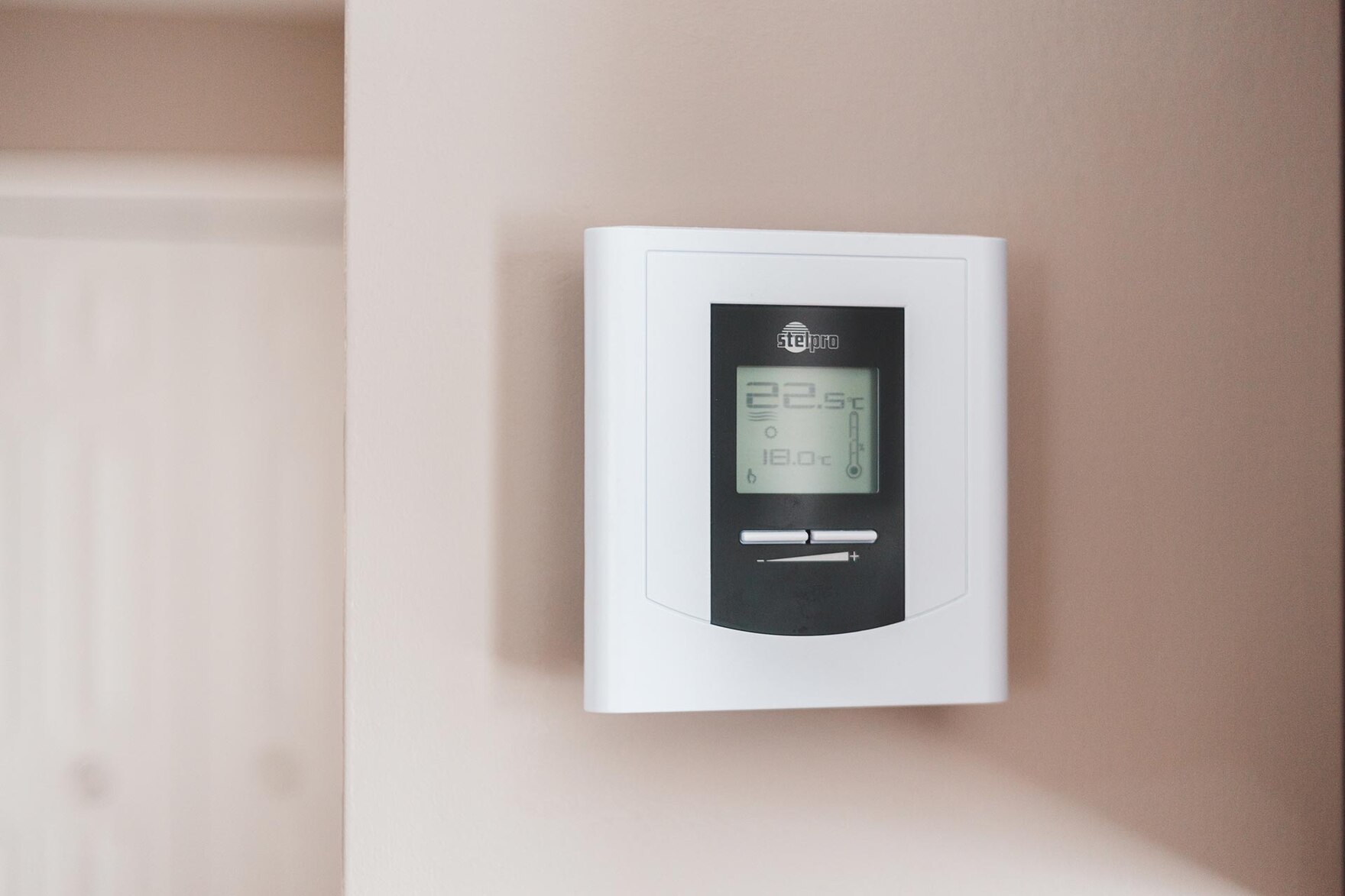 Ein Heizungs-Thermostat an einer Wand.