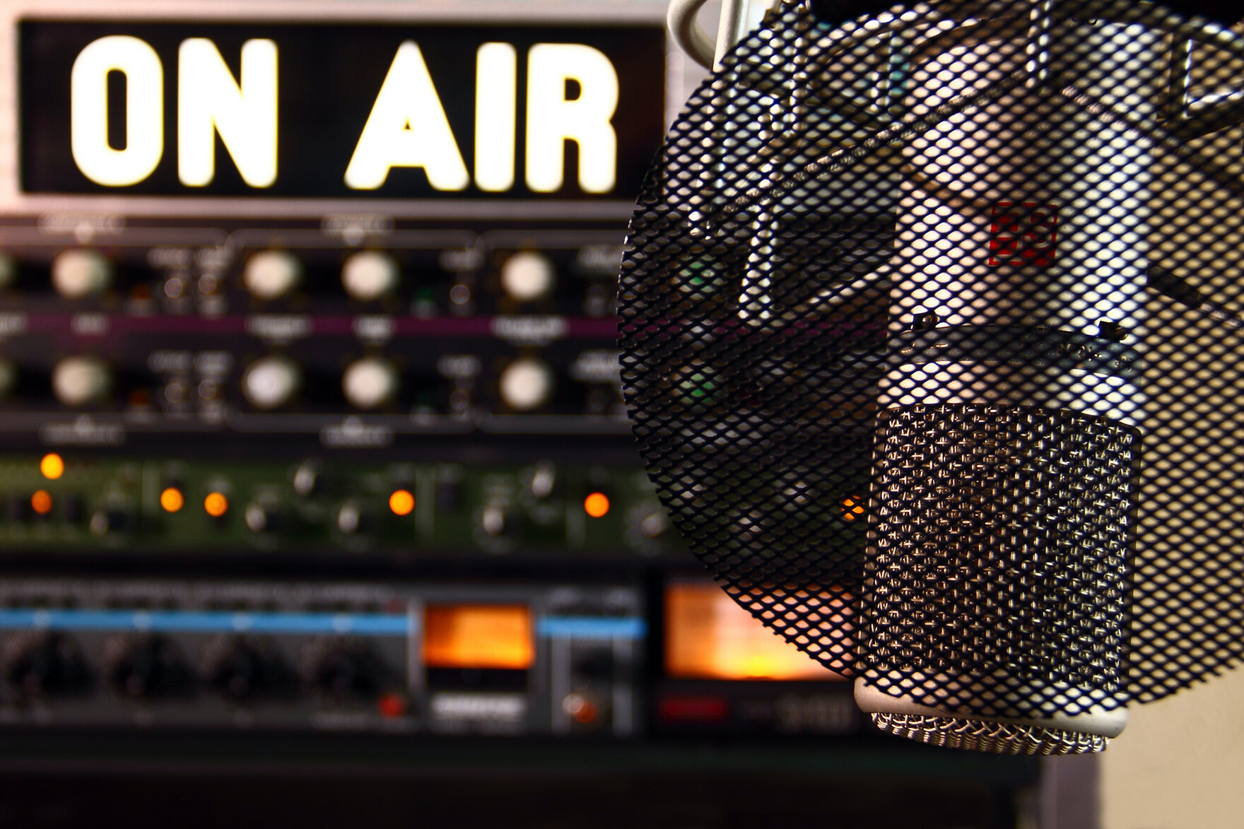 Ein Mikrofon in einer Radiostation.