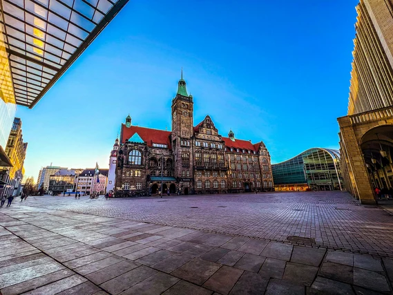 Blick auf den Markt im Chemnitzer Stadtzentrum. Vor einem alten großen Gebäude ist ein großer freier Platz.