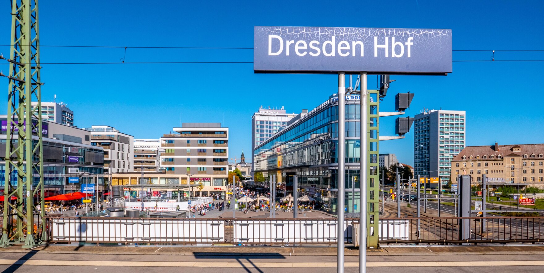 Blick vom Hauptbahnhof Dresden auf die Prager Straße.