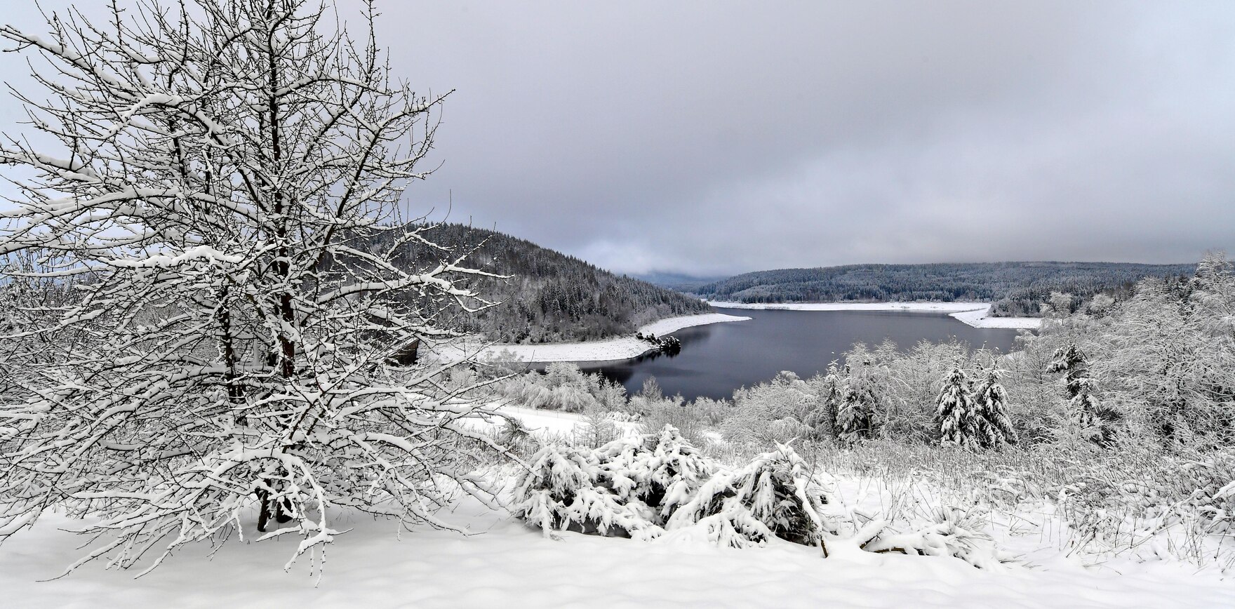 Blick auf eine Talsperre im Winter.