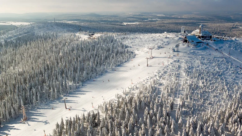 Ein SBerg mit Lift und Skipisten im Winter.