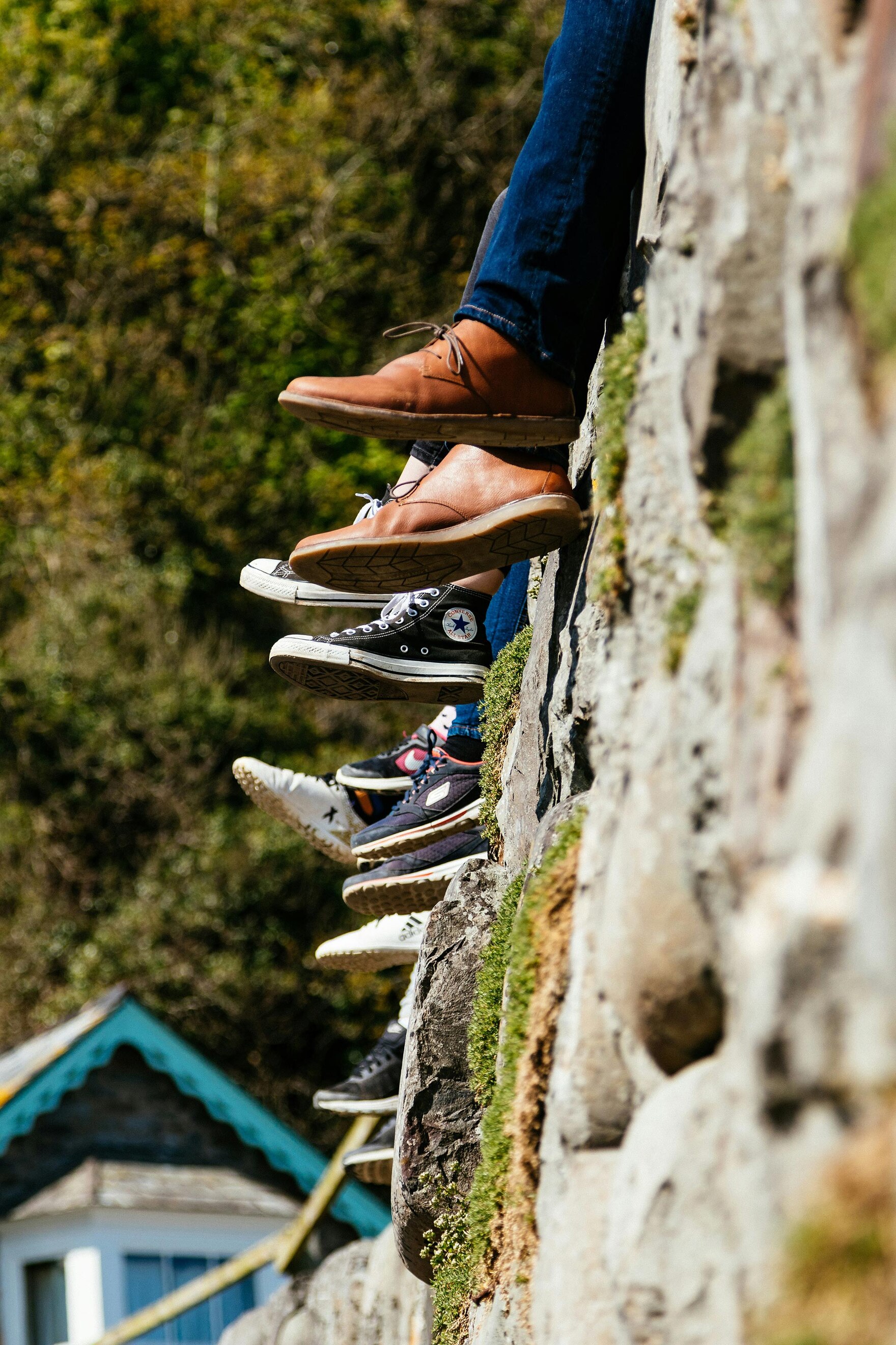 Jugendliche sitzen auf einer Mauer.