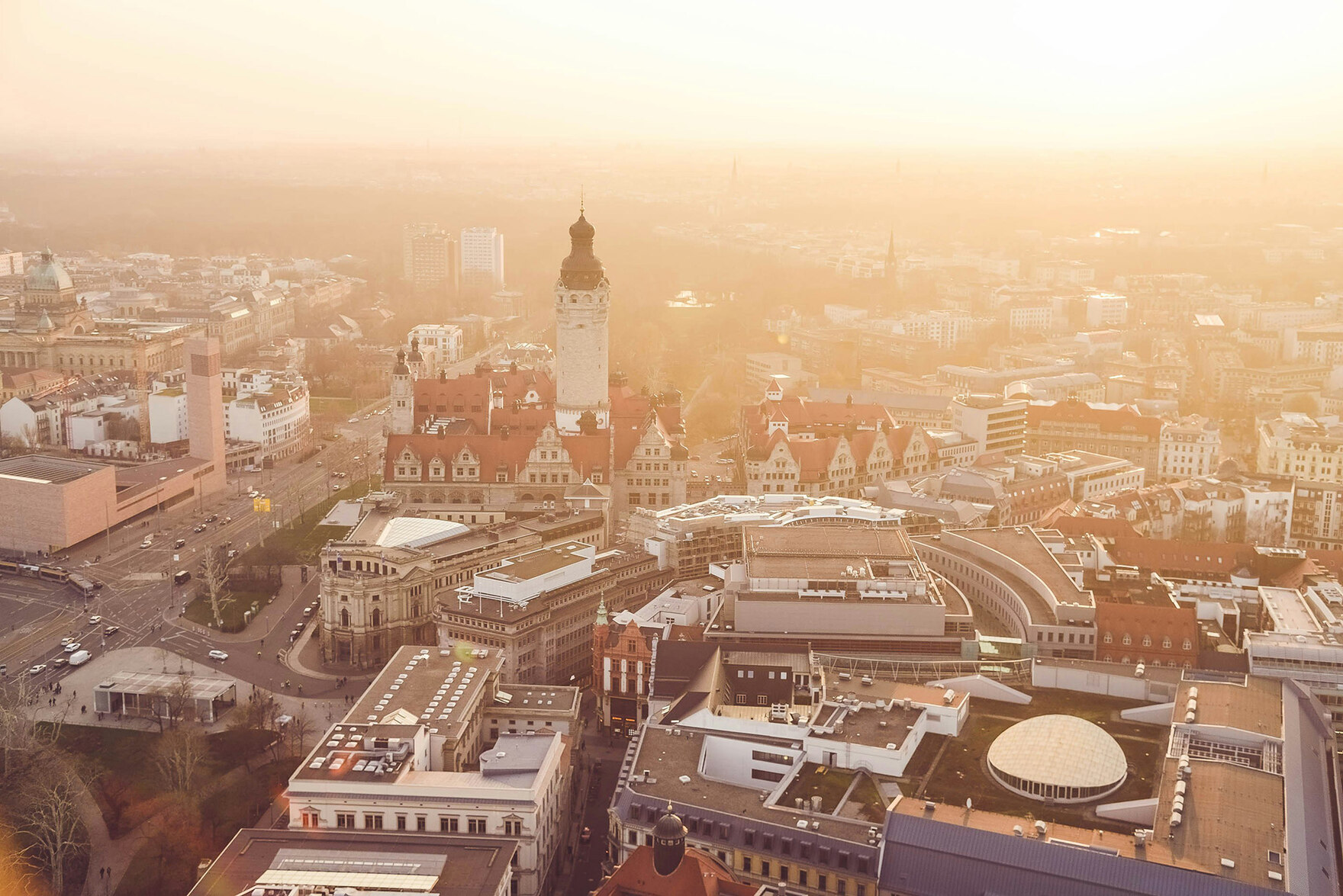 Blick auf die Stadt Leipzig von oben bei Sonnenaufgang.