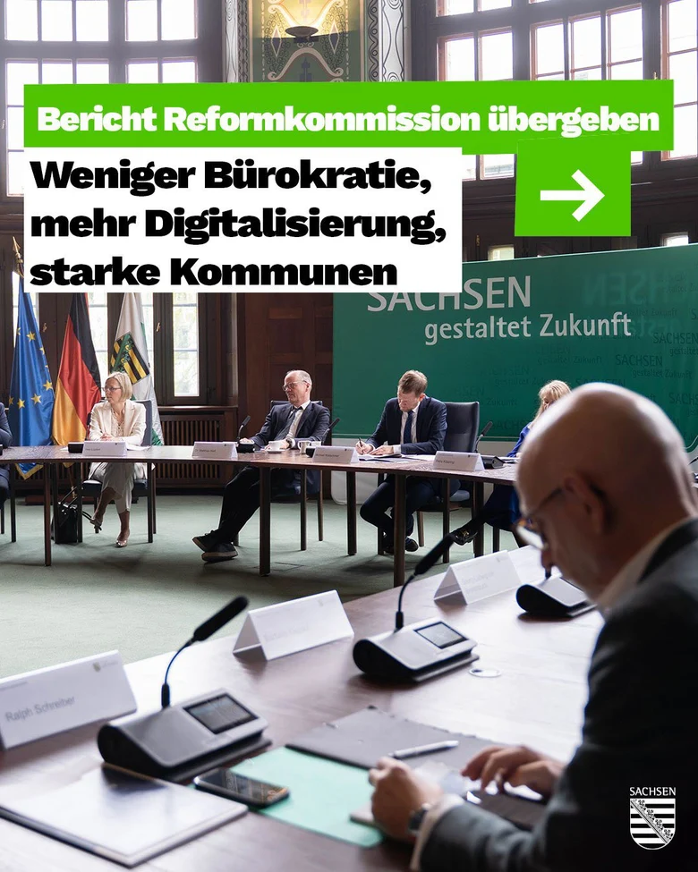 Männer und Frauen sitzen in eine Versammlungssaal.